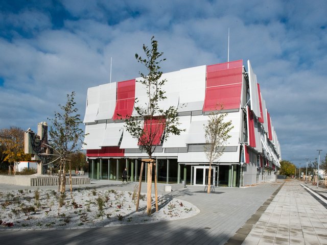 Blick auf das Gebäude Startblock B2 vom außen