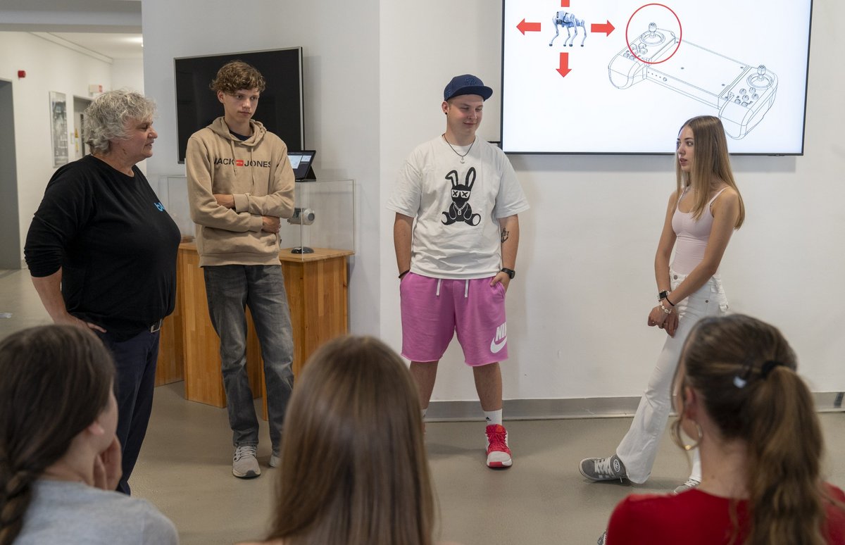 Pupils with Kathrin Erdmann from BTU College during theoretical discussions on the project day.