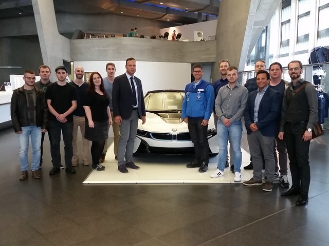 Prof. Seidlitz und Dr. Nolte mit der der Studentengruppe vor dem BMW i8