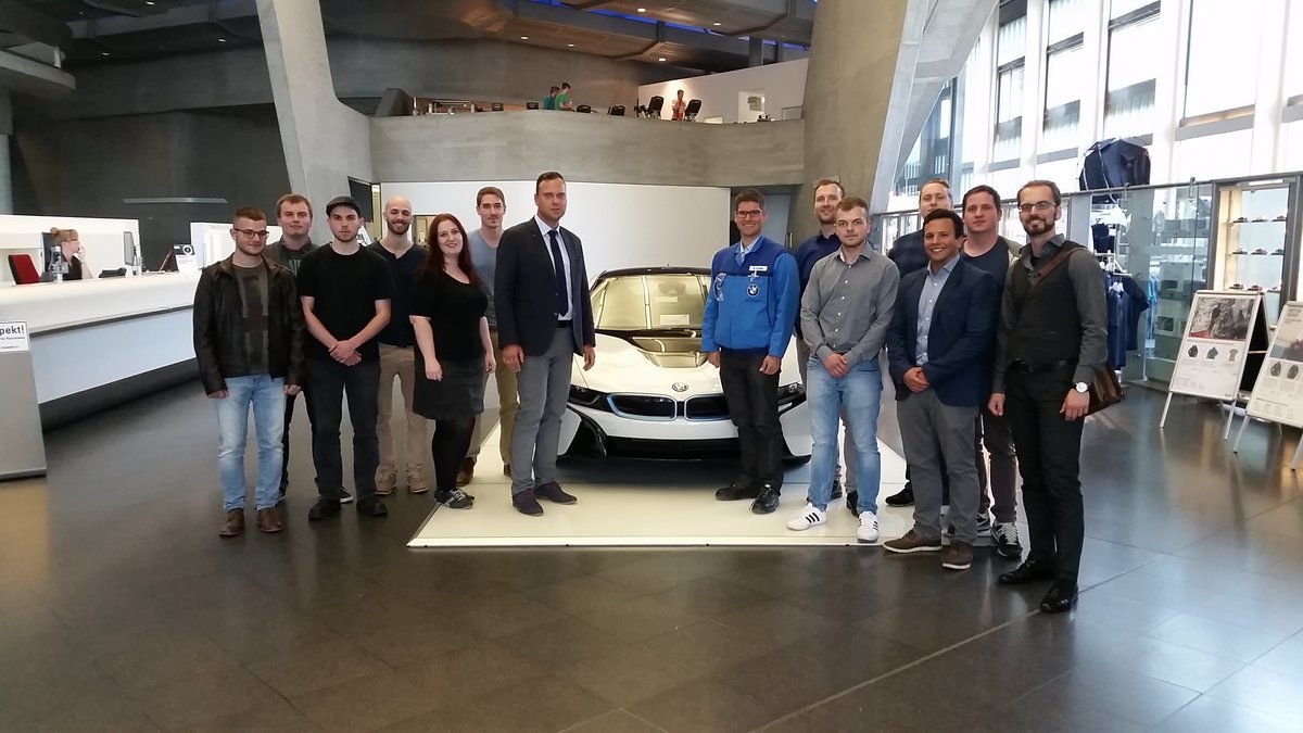 Prof. Seidlitz und Dr. Nolte mit der der Studentengruppe vor dem BMW i8