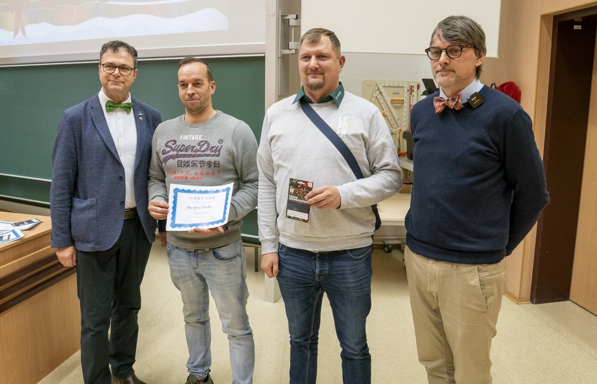 Das zweitplatzierte Team "Das grüne Wunder“ mit Prof. Dr. Sylvio Simon (li.) und dem  akademischen Mitarbeiter Stephan Hernschier (re.).