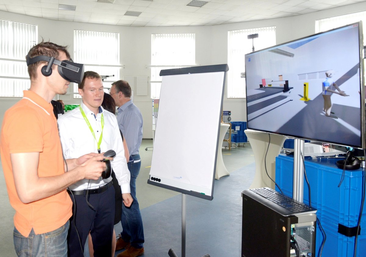 Eric Scholz (im Vordergrund. re., weißes Hemd) bei Erläuterungen zum Thema Virtual Reality.