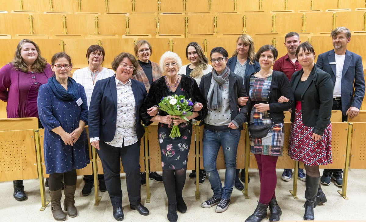 Geuppnefoto: Aktuelle und ehemalige Angehörige des Teams der Pflegewissenschaft an der BTU mit Prof. Dr. Barbara Knigge-Demal .