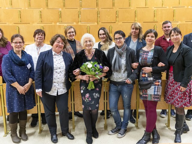 Geuppnefoto: Aktuelle und ehemalige Angehörige des Teams der Pflegewissenschaft an der BTU mit Prof. Dr. Barbara Knigge-Demal .