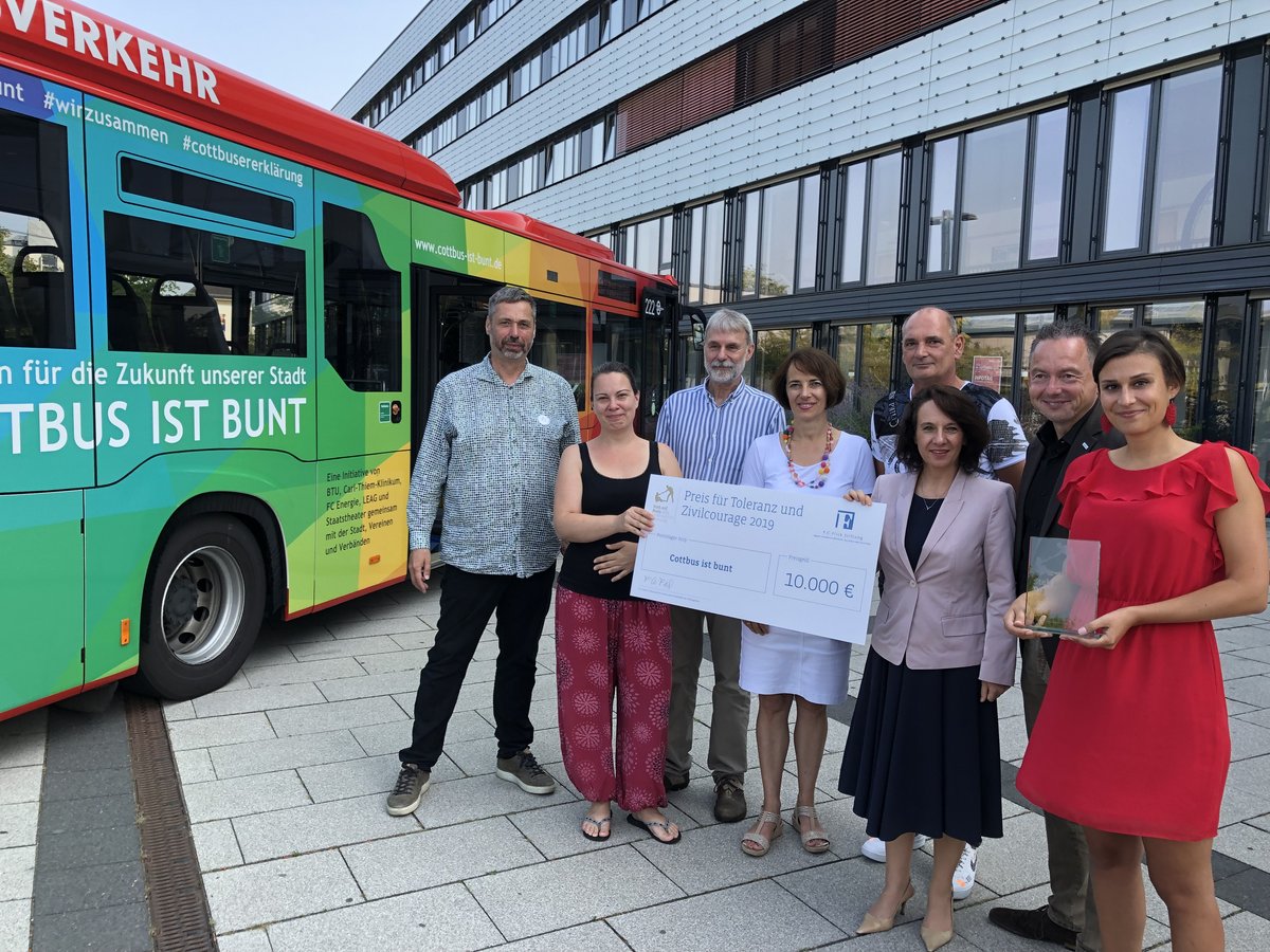 Bündnispartner vor dem Cottbus-ist-bunt Linienbus