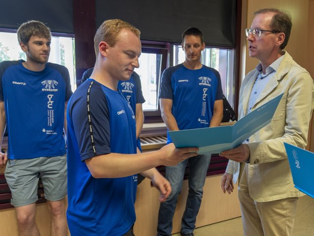 Der Vizepräsident der BTU  für Forschung und Transfer Prof. Dr.-Ing. Michael Hübner überreicht den beteiligten Studierenden Urkunden mit Unterschrift der Präsidentin Prof. Dr. Gesine Grande.