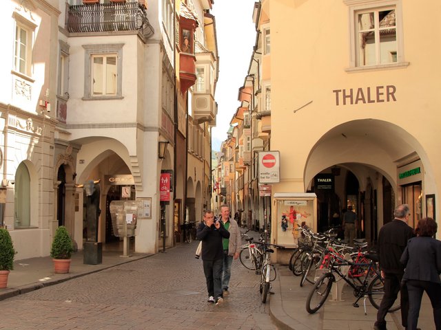 Blick in die historischen Bozener Laubengassen