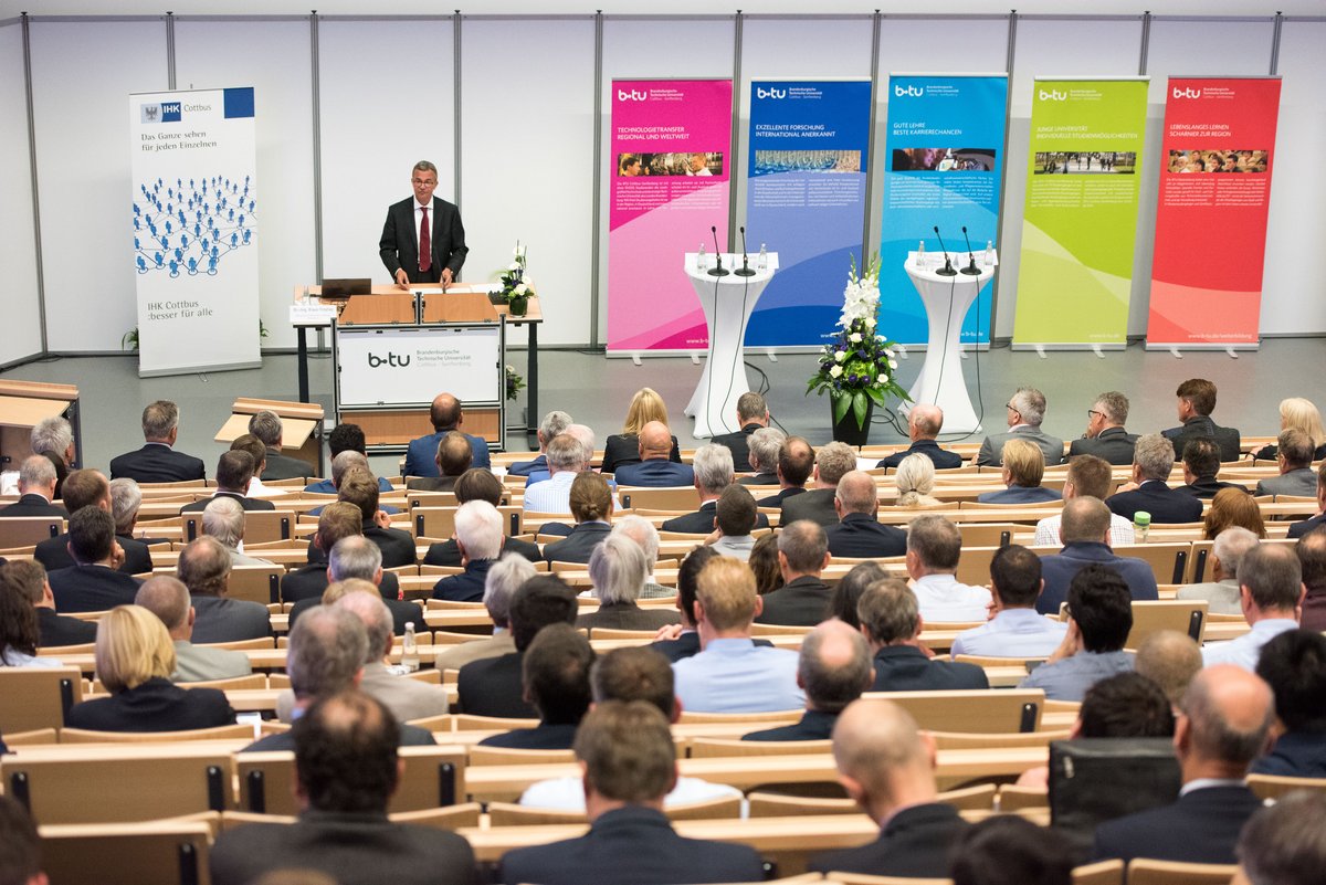 Der Minister für Wirtschaft und Energie des Landes Brandenburg Albrecht Gerber am Podium vor dem Publikum 