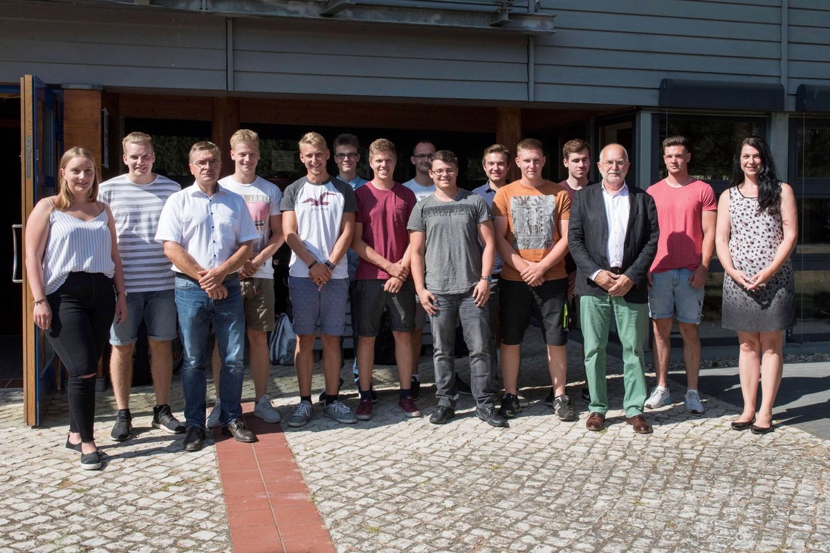 Gruppenbild der neuen dual Studierenden im Bauingeniurwesen mit den Verantwortlichen aus dem Komzet und der BTU.
