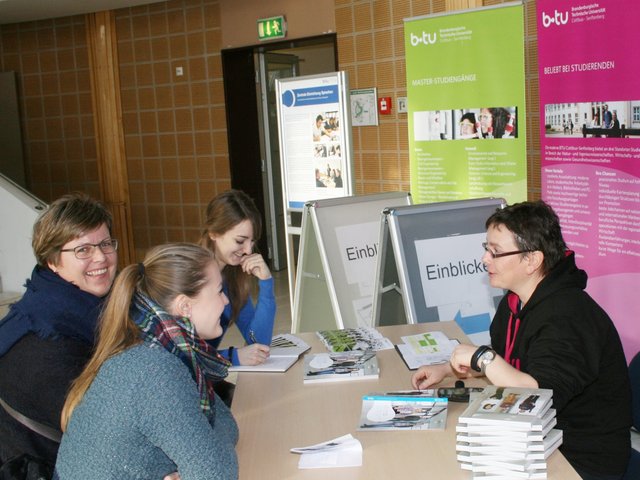 Studienbereaterin Heike Postelt berät Studieninteressierte.