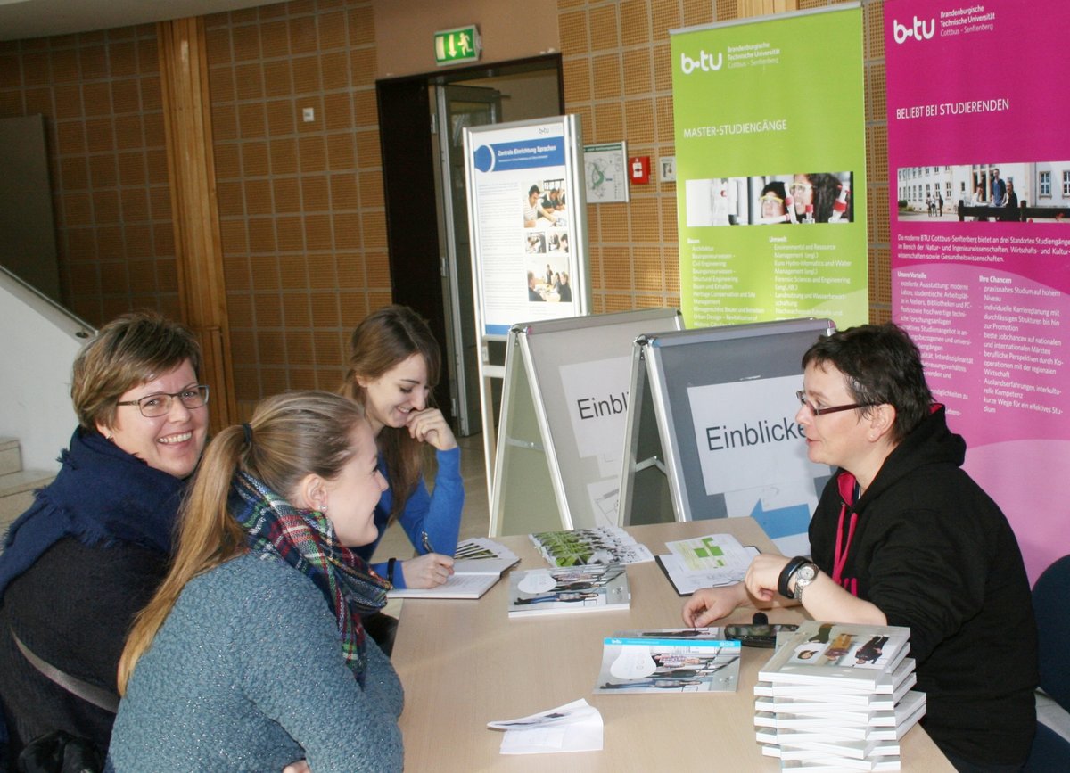 Studienbereaterin Heike Postelt berät Studieninteressierte.