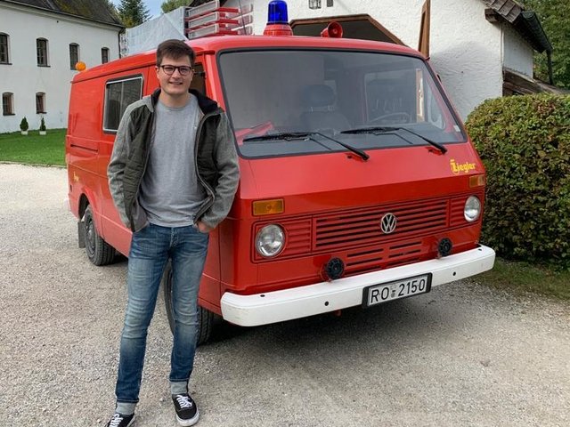 Der Student Nick Ziegenbalg vor einem Feuerwehrbusn