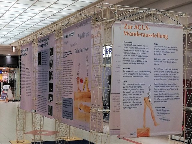 Blick auf die Aufsteller der begleitenden Wanderausstellung des AGUS e.V.. Foto: Kirchliche TelefonSeelsorge in Berlin und Brandenburg (KTS BB) 