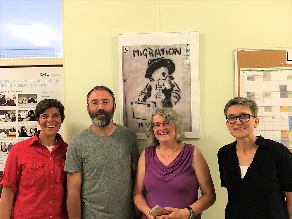 Gruppenfoto mit vier von elf Verantwortlichen des bewilligten Graduiertenkollegs in der Fakultät 4 (von links): Prof. Dr. Heike Radvan, Gerd Kaufmann, Prof. Dr. Annemarie Jost, Prof. Dr. Stefanie Sauer.