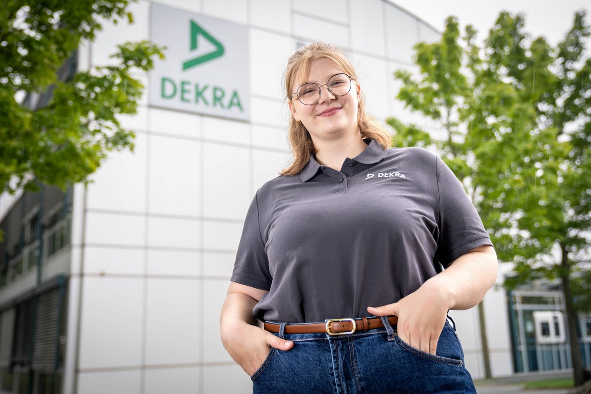 Marlene Felker steht vor der DEKRA-Niedelassung Cttbus, wo sie nun als Sachverständige für Medizintechnik angestellt ist.
