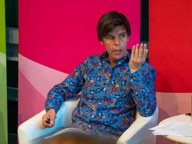 Prof.*in Dr.*in Heike Radvan in a discussion.