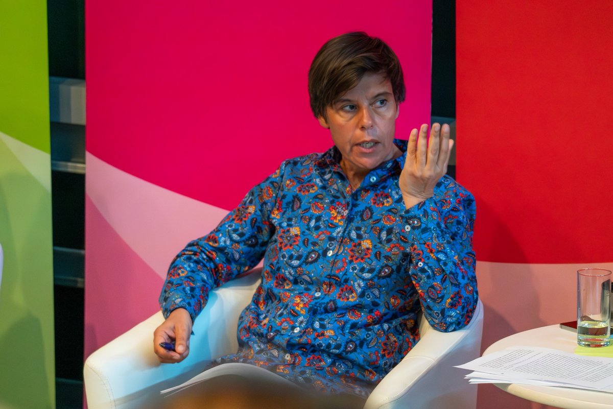 Prof.*in Dr.*in Heike Radvan in einer Diskussion.