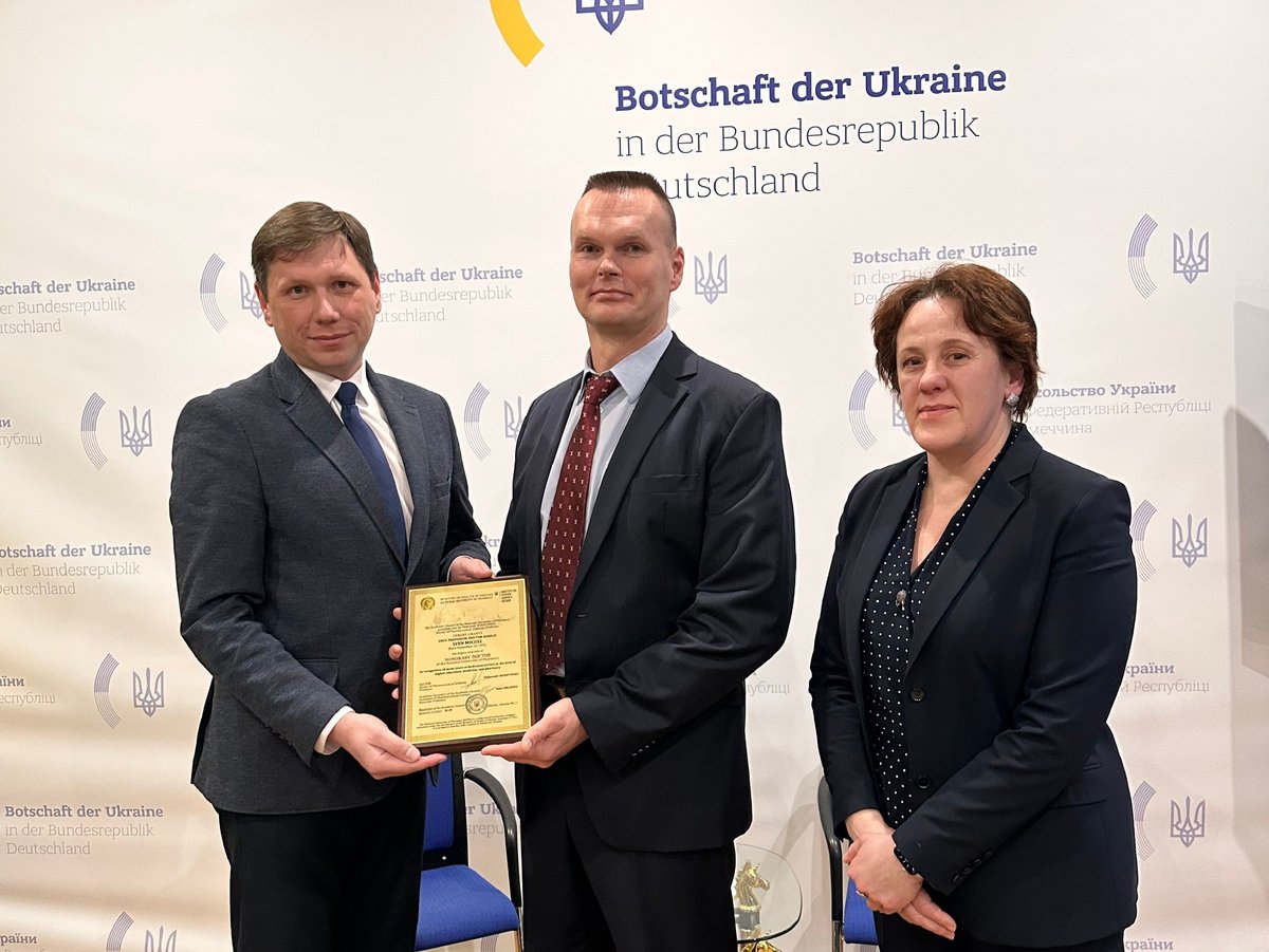 Presentation of the honorary doctorate, on the photo (from left): Prof. Dr Oleksandr Kukhtenko, Rector of NUPh, Prof. Dr Sven Michel, the deputy Ukrainian ambassador, embassy counsellor Natalia Chernopaschenko.
