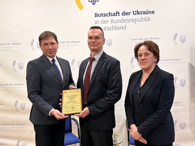 Presentation of the honorary doctorate, on the photo (from left): Prof. Dr Oleksandr Kukhtenko, Rector of NUPh, Prof. Dr Sven Michel, the deputy Ukrainian ambassador, embassy counsellor Natalia Chernopaschenko.