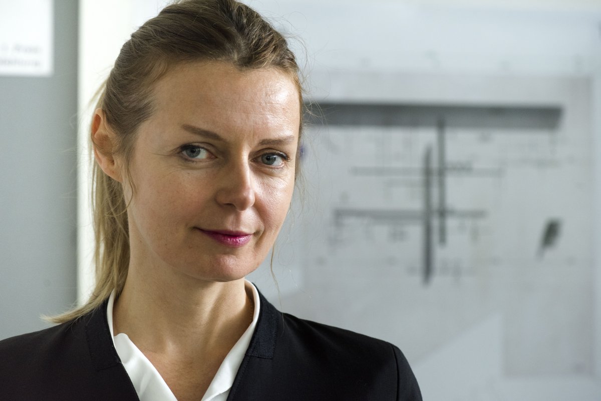 Marlena Kudlicka vor dem Kunstwerk