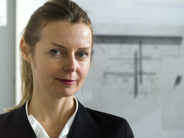 Marlena Kudlicka vor dem Kunstwerk