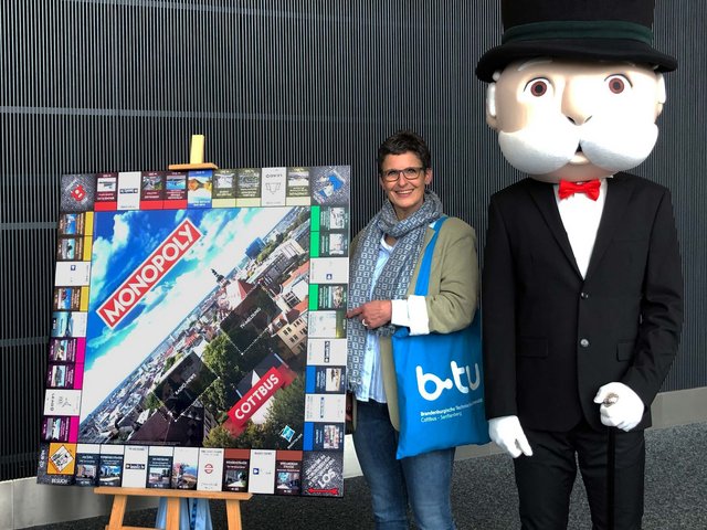  BTU-Pressesprecherin Ilka Seer mit dem Spielbrett des Cottbus Monopoly. Foto: BTU, Vanessa Salisch.