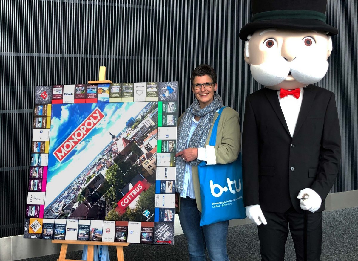  BTU-Pressesprecherin Ilka Seer mit dem Spielbrett des Cottbus Monopoly. Foto: BTU, Vanessa Salisch.