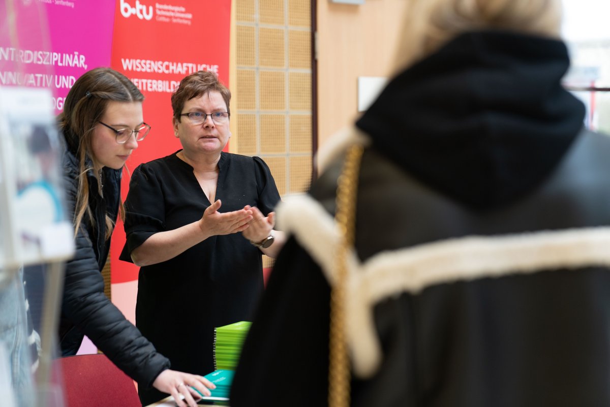 Student advisory service at the university info day. Photo: BTU, Sascha Thor