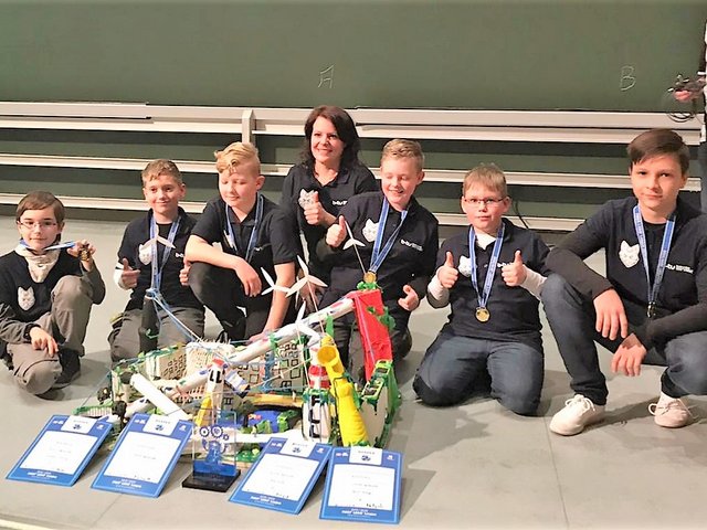 Gruppnefpto des BTU-Teams "RoboFüchse" mit Urkunden und Medaillen.