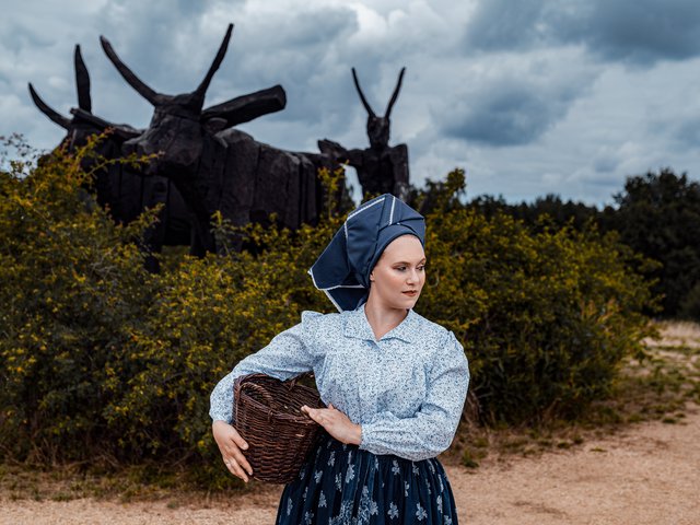 [Translate to Englisch:] oto aus der Ausstellung „Liuba“ – Frau in Tracht. Copyright Domowina Niederlausitz Projekt gGmbH (DomPro) 