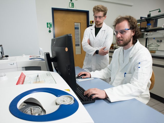 Wissenschaftliche Mitarbeiter im Labor für thermische Analyse auf dem Campus Senftenberg