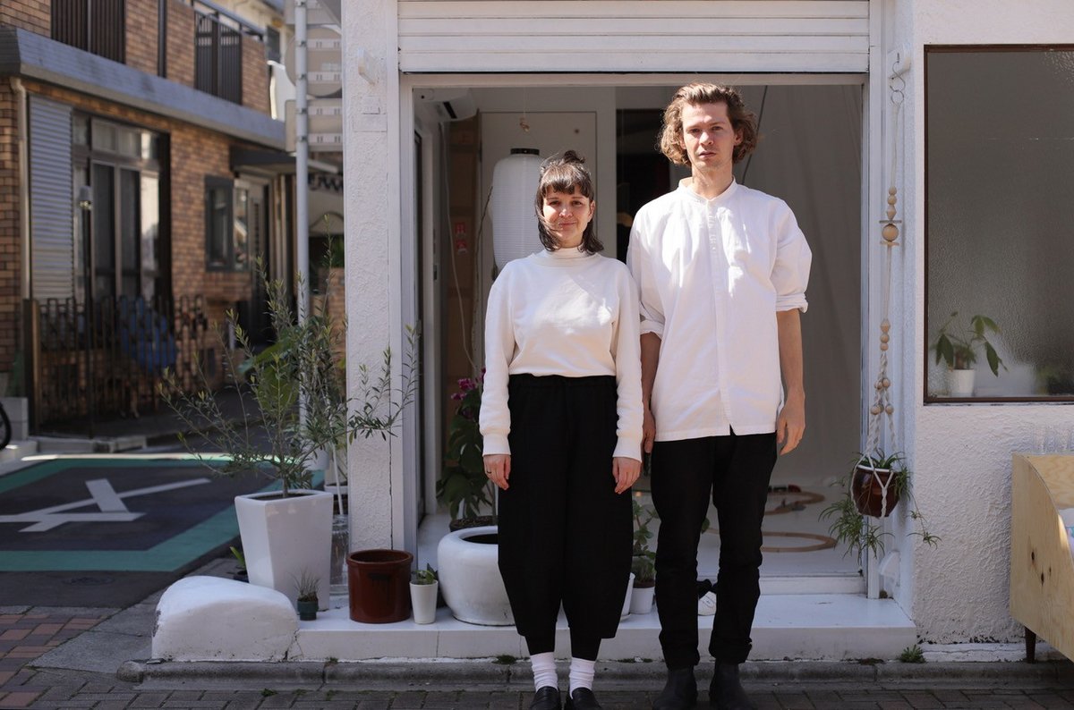 BTU-Alumni Anne (l.) und Sebastian Groß vor ihrem Studio GROSS in Tokio. (Foto: Studio GROSS)