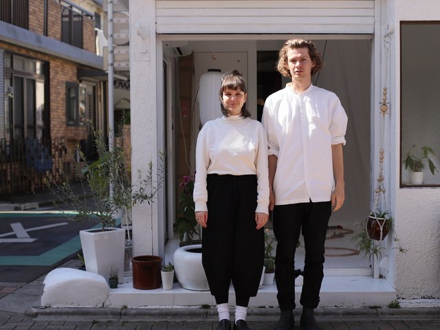 BTU alumni Anne (l.) and Sebastian Groß in front of their Studio GROSS in Tokyo. (Photo: Studio GROSS)