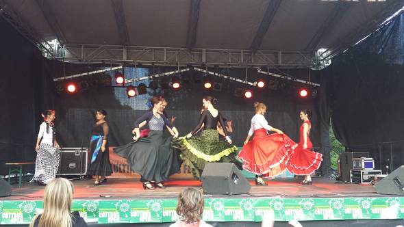 Auf dem Bild stehen Studierende bei dem Cottbus OPEN Festival