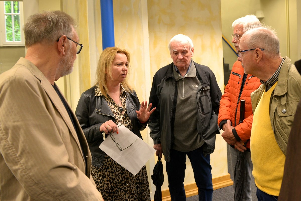 Dr. Aleksandra Starczewska-Wojnar in der Bibliothek im Gespräch mit Absolventen. 