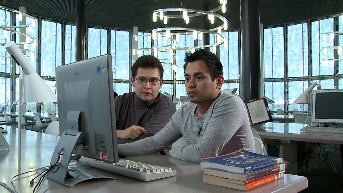 Studierende vor einem Bildschirm im IKMZ