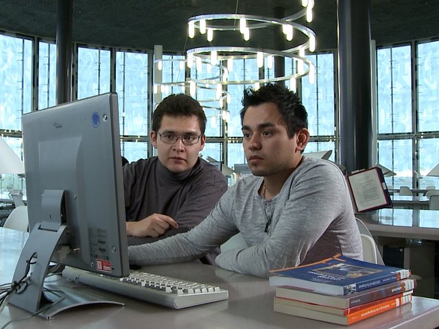 Studierende vor einem Bildschirm im IKMZ