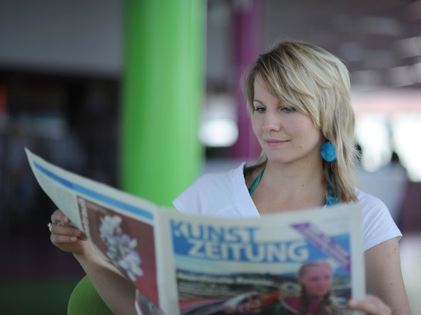 Zeitungen und Zeitschriften können Sie in unserer gemütlichen Leseecke im Erdgeschoss der UB Lesen.