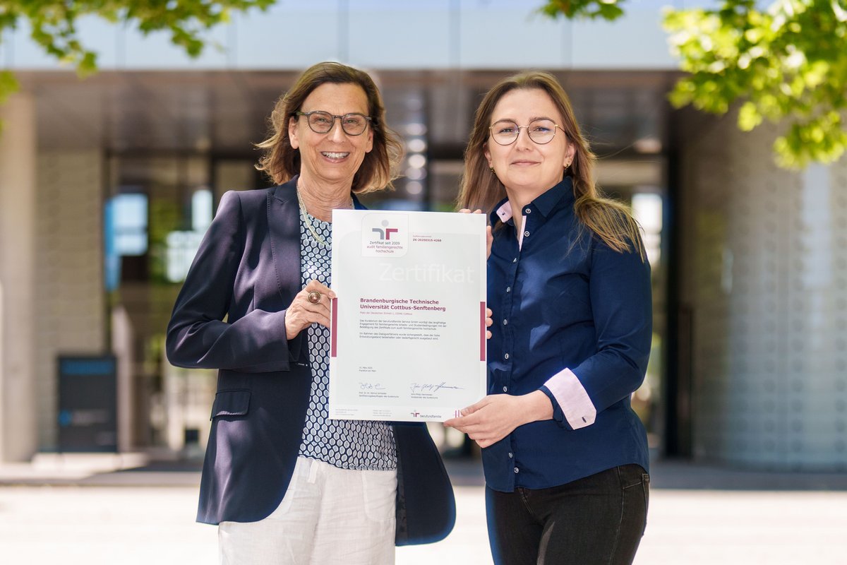 Prof. Gesine Grande und Tanja Fiedermann mit dem Zertifikat