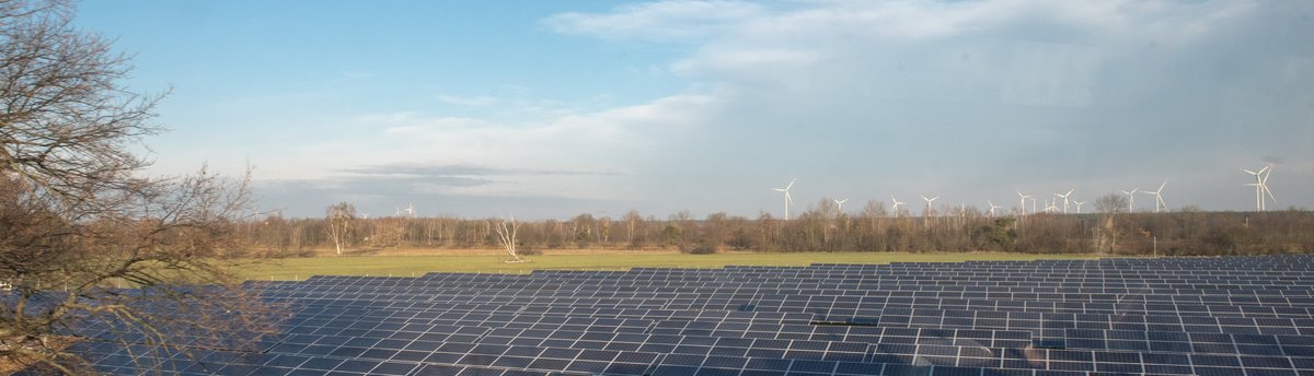 Solaran lagen und Windräder.