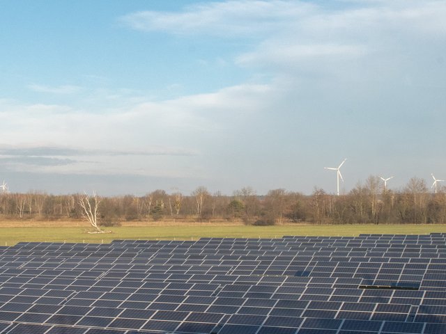 Solaran lagen und Windräder.