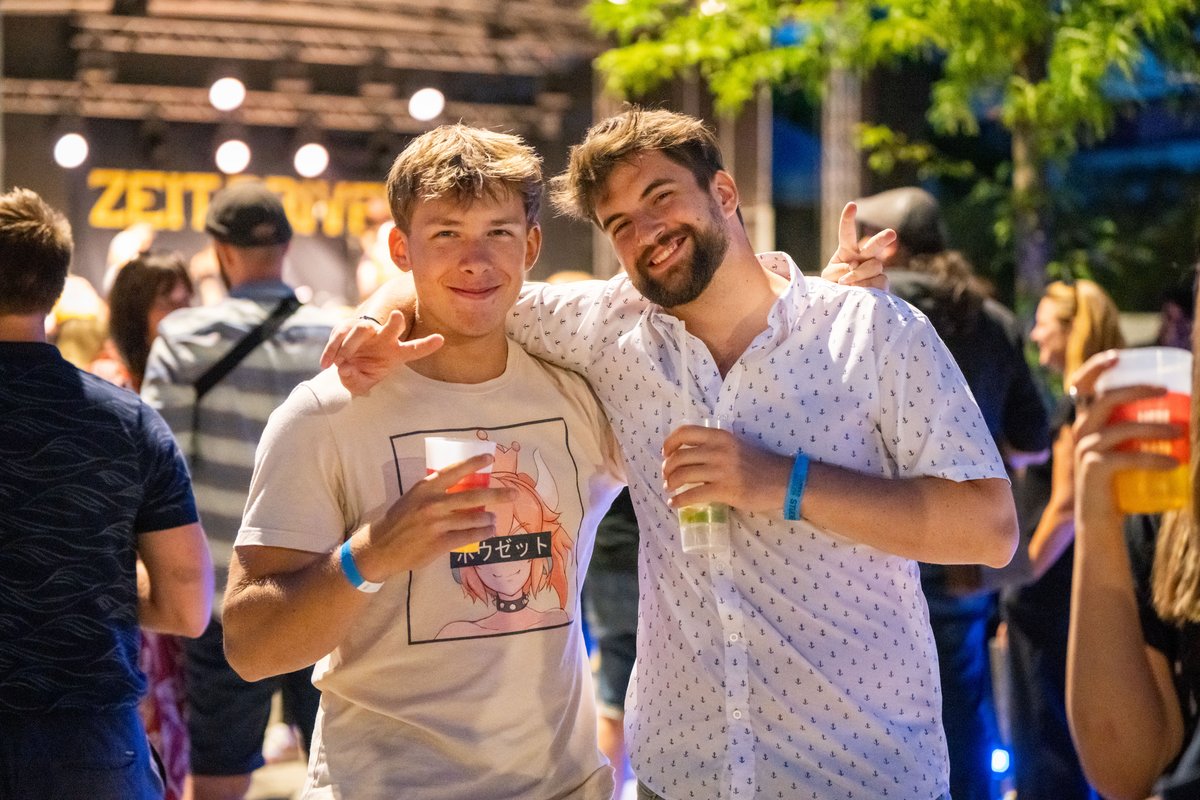 zwei Freunde nebeneinander