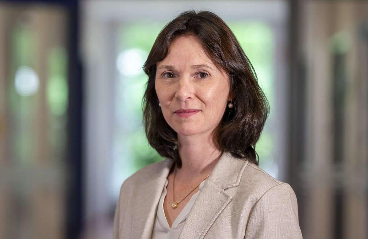 Frau Trachte, die Vorsitzende des Promotionsausschausses, tärgt eine helle Bluse mit einem ebenso hellen Jacket. Frau Trachte schaut mit einem leichten Lächeln direkt in die Kamerea.