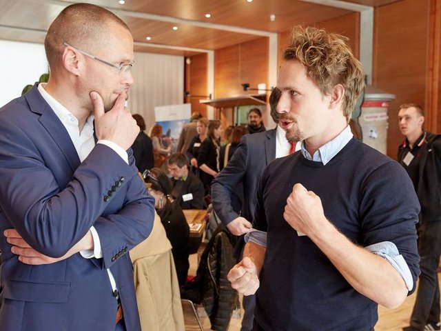 Zwei Männer im Gespräch