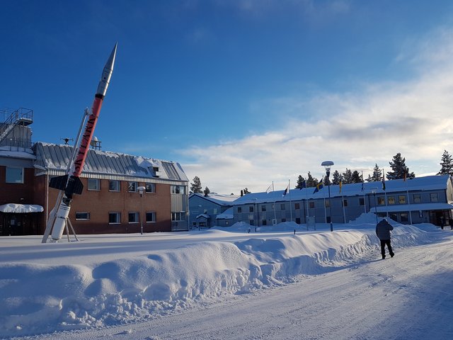 Situation vor Ort mit Rakete in Schneelandschaft