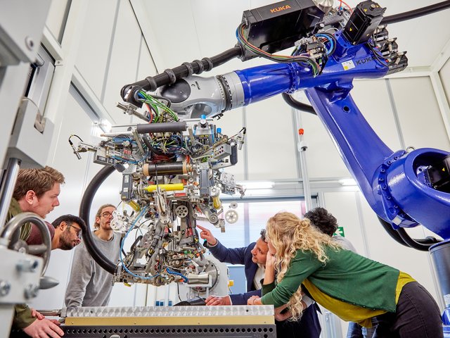 Studierende an der AFP-Anlage