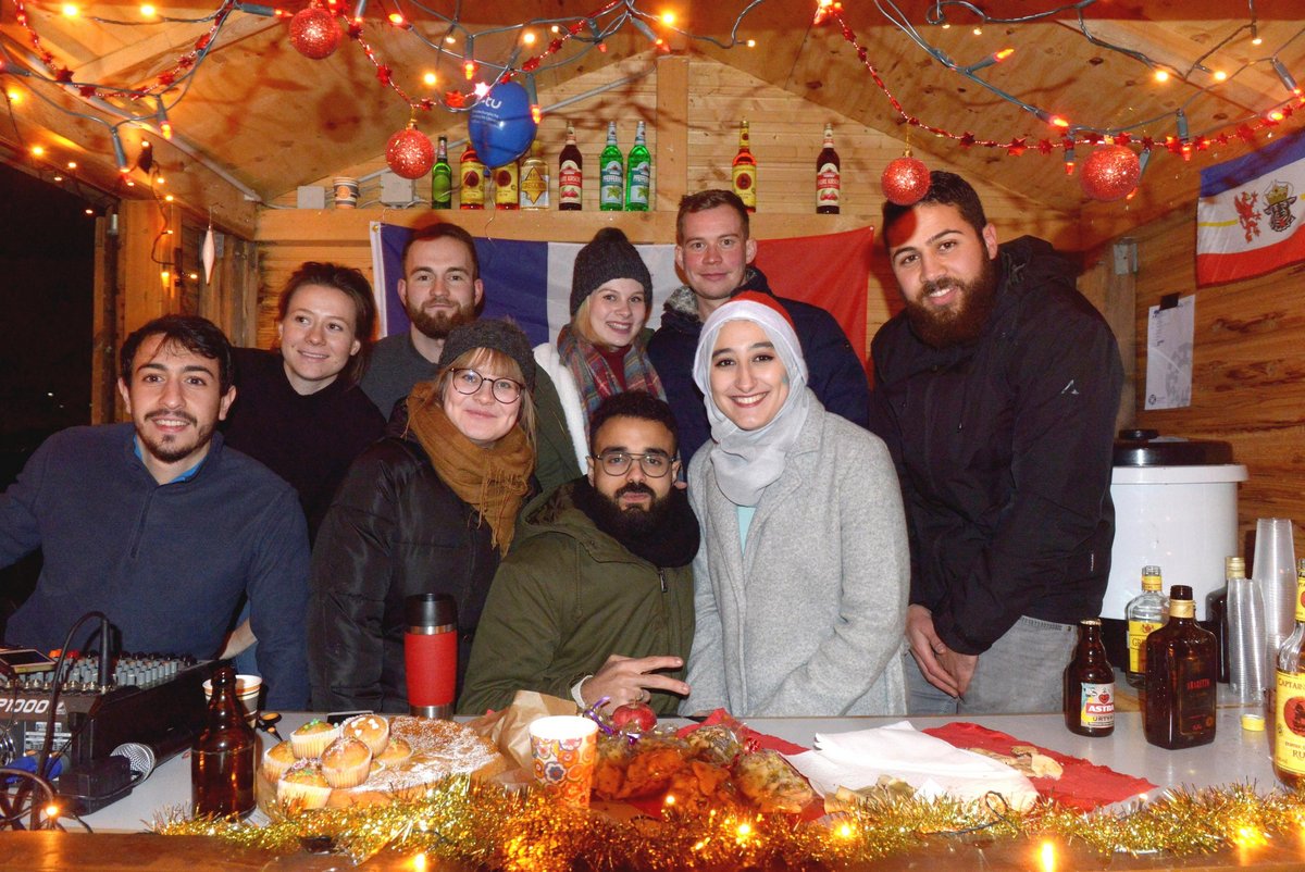 Gruppenfoto des Siegerteams des Wettbewerbs um die schönste Weihnachtshütte des studentischen Weihnachtsmarktes 2018.