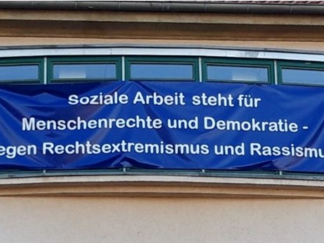 Blaues Banner mit Statement: "Soziale Arbeit steht für Menschenrechte und Demokratie - gegen Rechtsextremismus und Rassismus