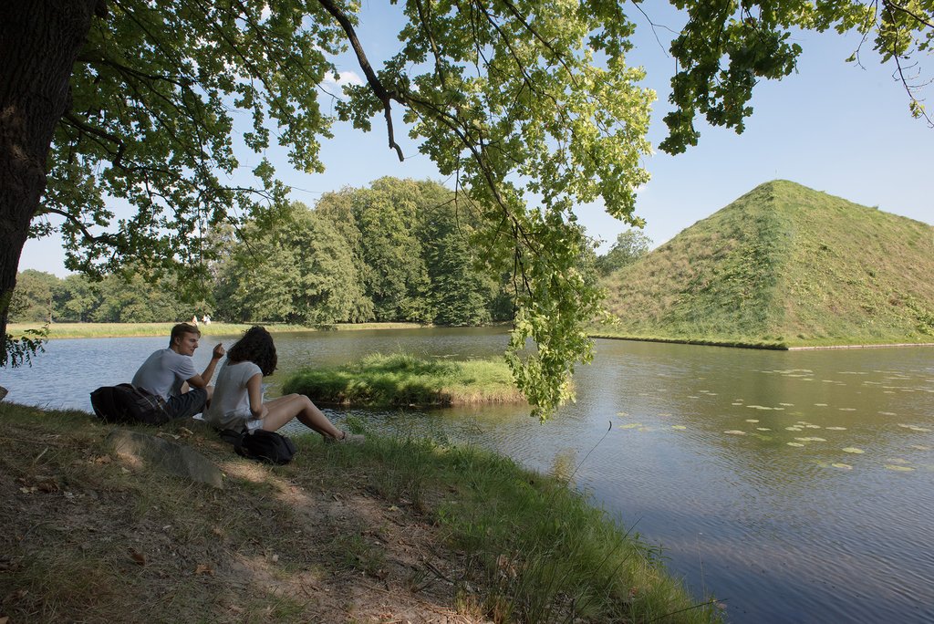 Park Branitz Die Seepyramide im Branitzer Park.