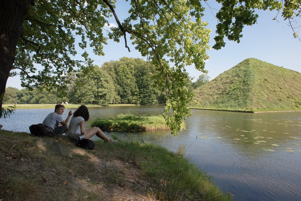 Park Branitz Die Seepyramide im Branitzer Park.